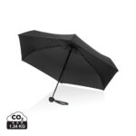 Parapluie noir ouvert sur fond blanc