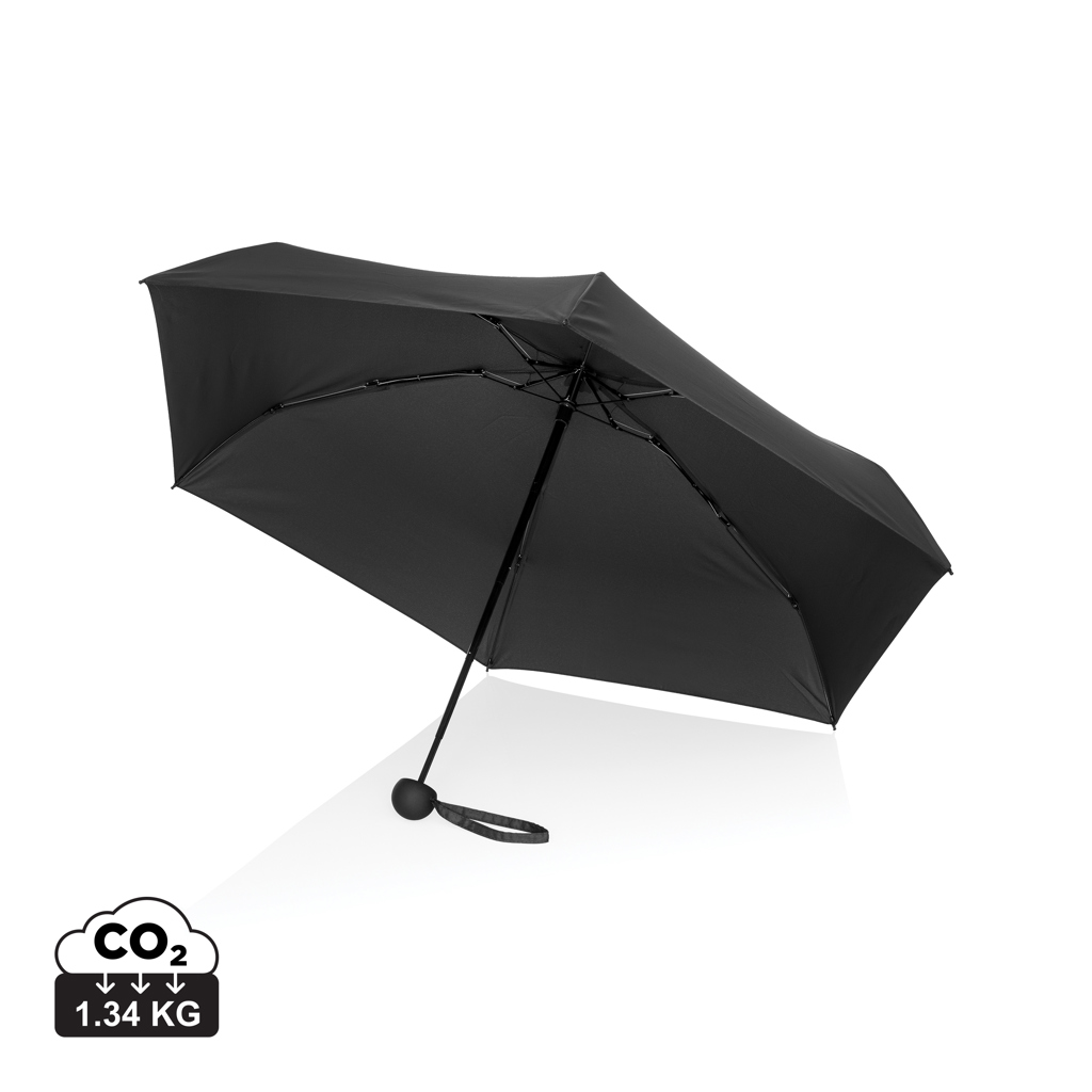 Parapluie noir ouvert sur fond blanc