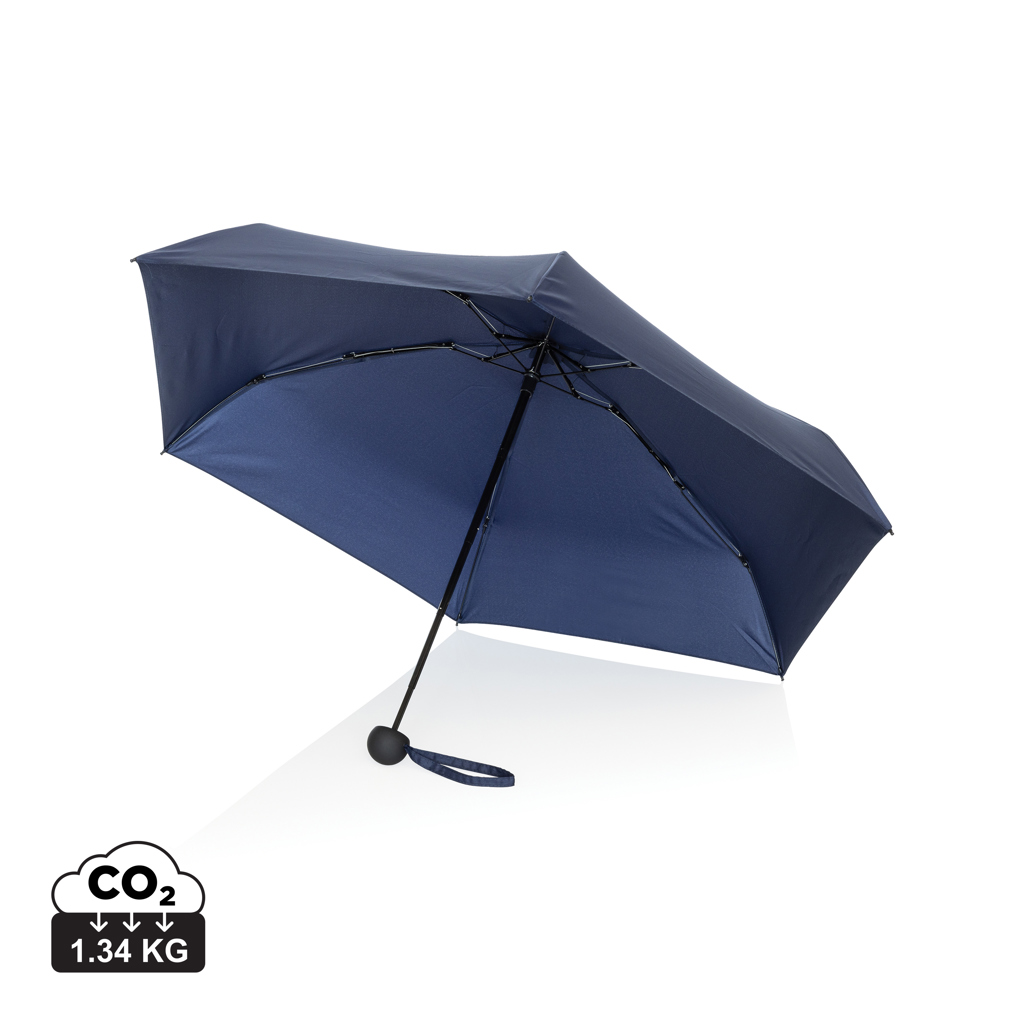Parapluie pliant bleu ouvert sur fond blanc