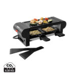 Appareil à raclette avec légumes et fromages fondus