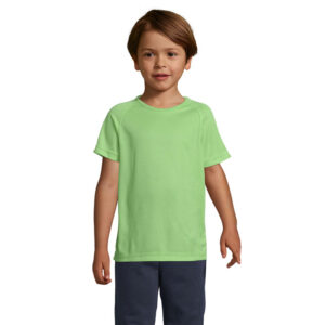 Garçon portant un t-shirt vert clair
