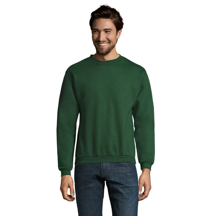 Homme souriant en sweat vert et jean
