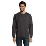 Homme souriant en pull gris foncé