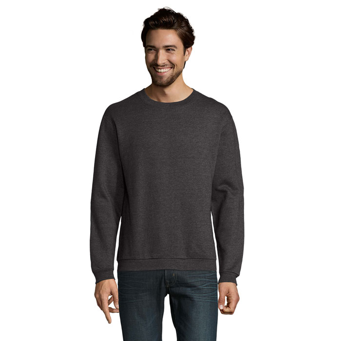 Homme souriant en pull gris foncé