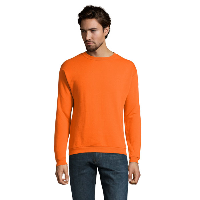 Homme portant un sweat-shirt orange et jean