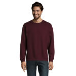 Homme souriant portant un sweat bordeaux