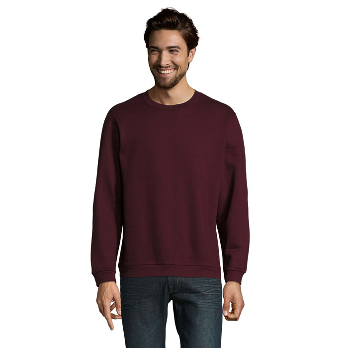Homme souriant portant un sweat bordeaux