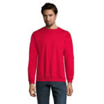 Homme portant un pull rouge et jean
