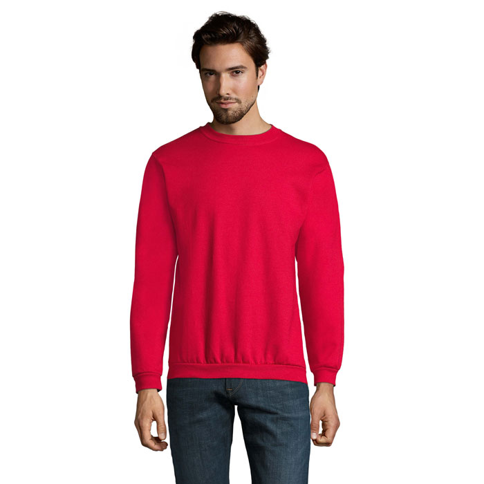 Homme portant un pull rouge et jean