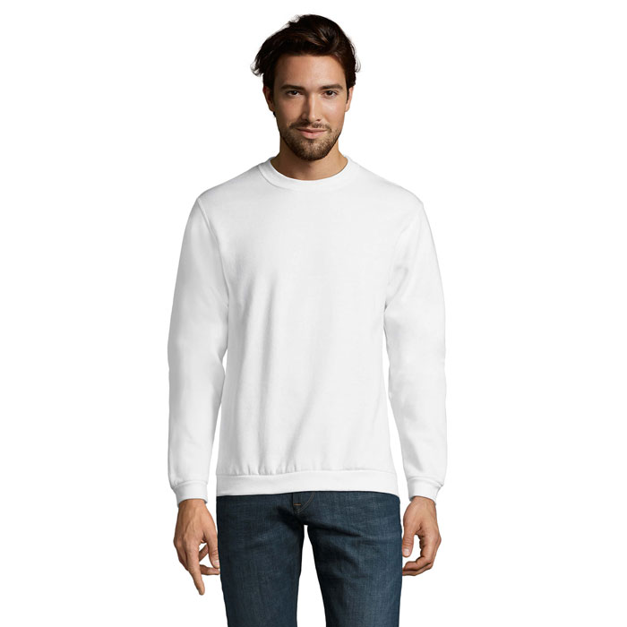 Homme portant un sweat-shirt blanc uni