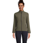 Femme portant veste verte zippée et jean foncé