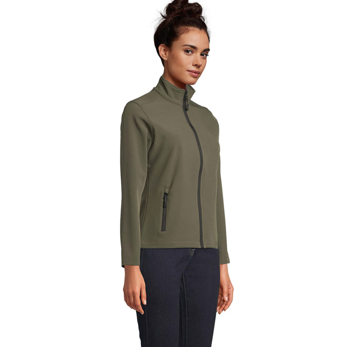 Femme portant veste zippée vert olive