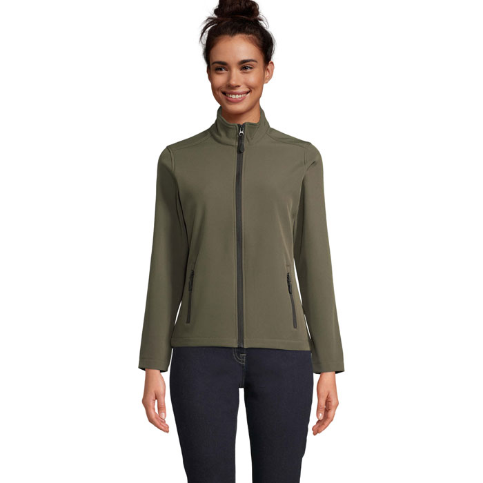 Femme portant veste verte zippée et jean foncé