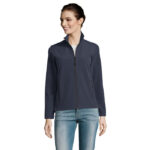 Femme portant veste zippée bleu marine