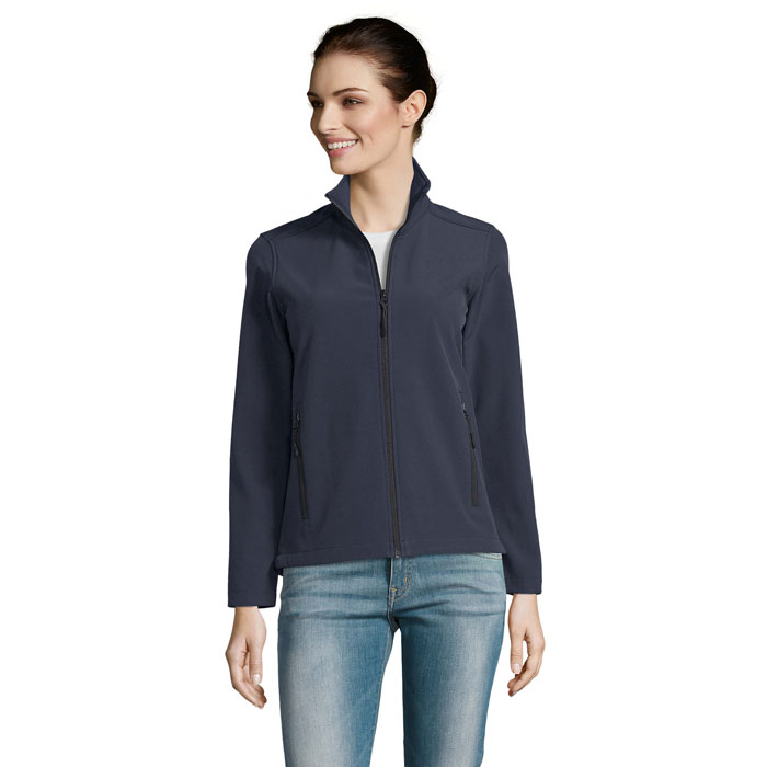Femme portant veste zippée bleu marine
