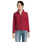 Femme portant veste rouge zippée et jean