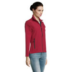 Femme portant veste rouge zippée moderne