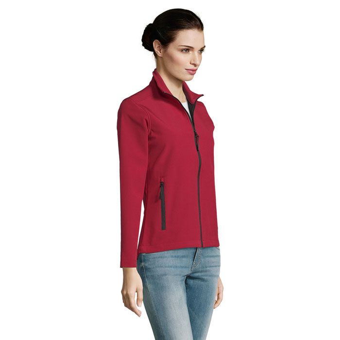 Femme portant veste rouge zippée moderne