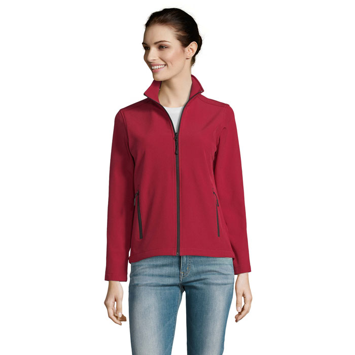 Femme portant veste rouge zippée et jean