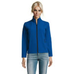 Femme portant veste bleue zippée et jean clair