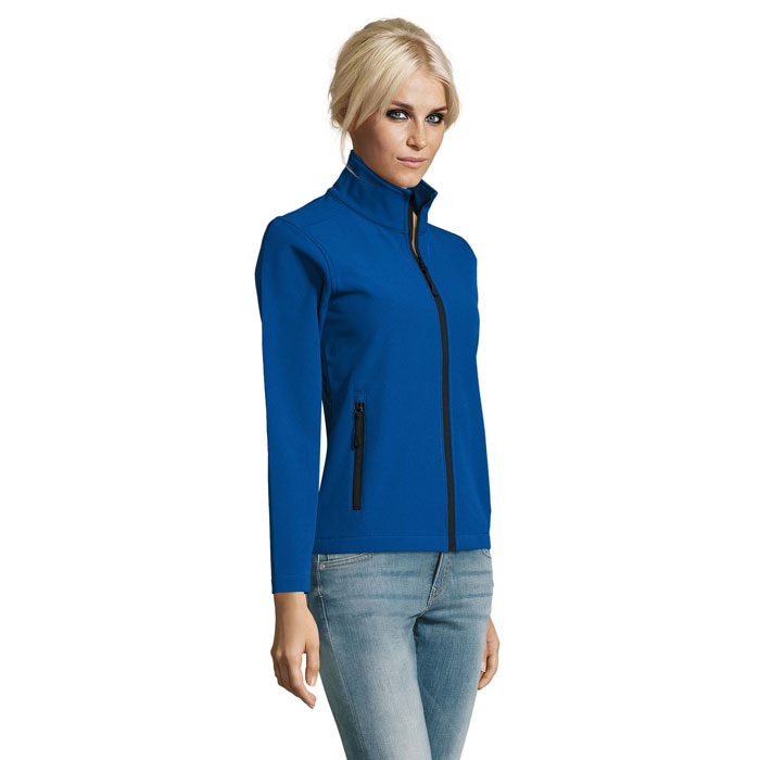 Femme portant veste bleue zippée moderne