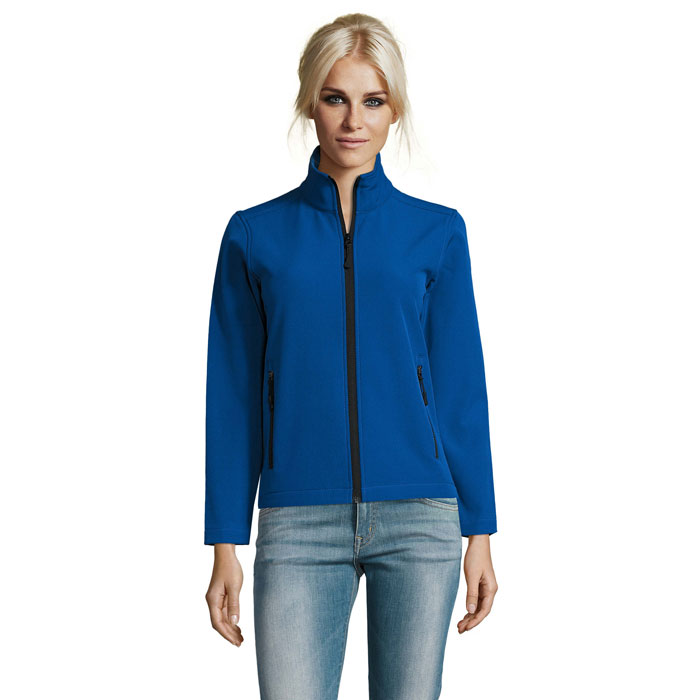 Femme portant veste bleue zippée et jean clair