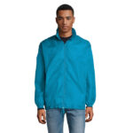 Homme portant veste zippée turquoise et jean