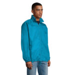Homme portant une veste coupe-vent turquoise