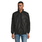 Homme portant veste noire légère zippée