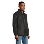 Homme portant veste noire légère zippée