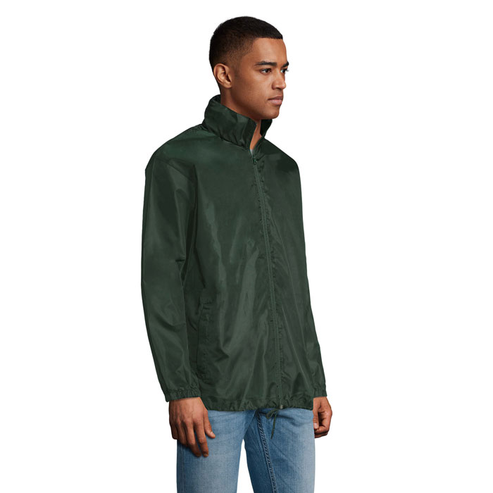 Homme portant veste verte et jean bleu
