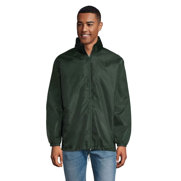 Homme portant veste verte zippée légère
