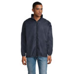 Homme portant veste légère bleu marine et jean