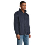 Homme portant veste légère bleu marine