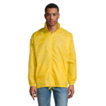 Homme portant veste jaune zippée et jean