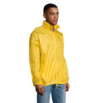 Homme portant un coupe-vent jaune vif