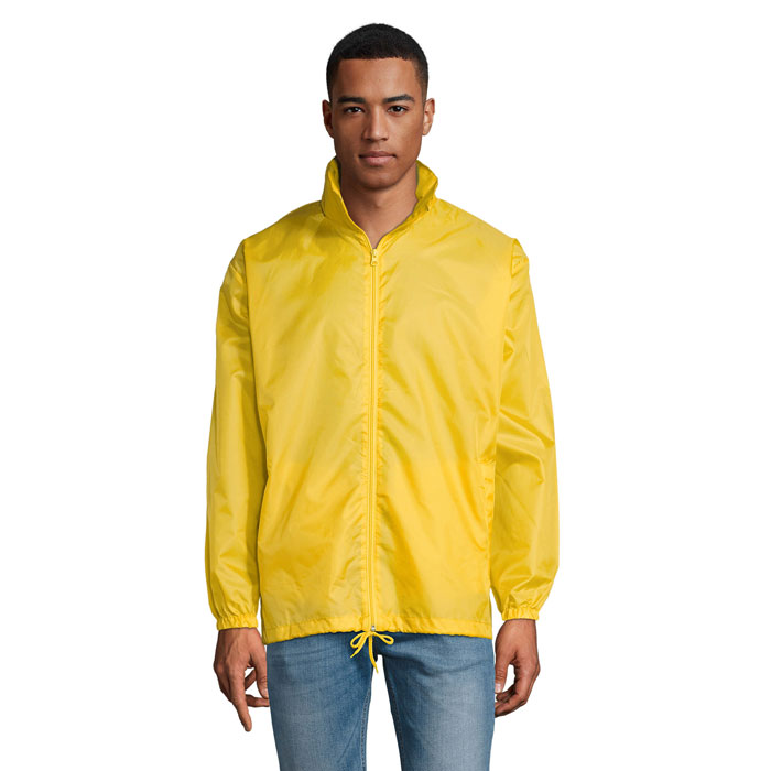 Homme portant veste jaune zippée et jean