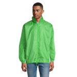 Homme portant veste verte légère zippée