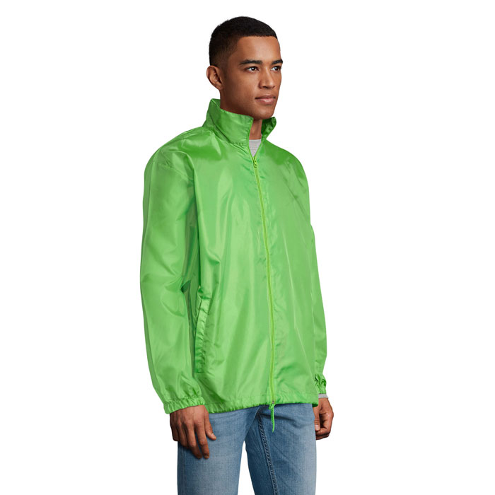 Homme portant veste verte légère zippée