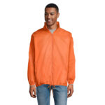 Homme portant veste orange zippée et jean