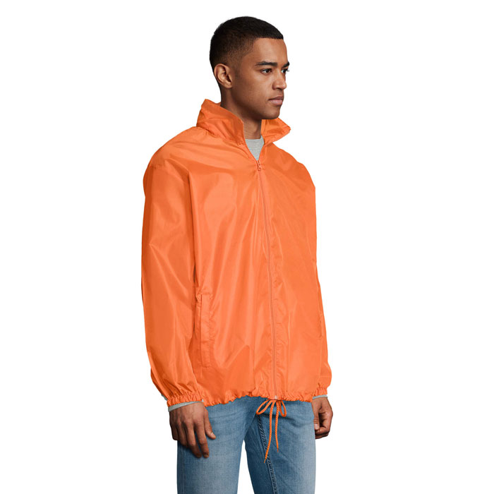 Homme portant une veste coupe-vent orange