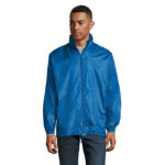 Homme portant veste bleue zippée sur fond blanc