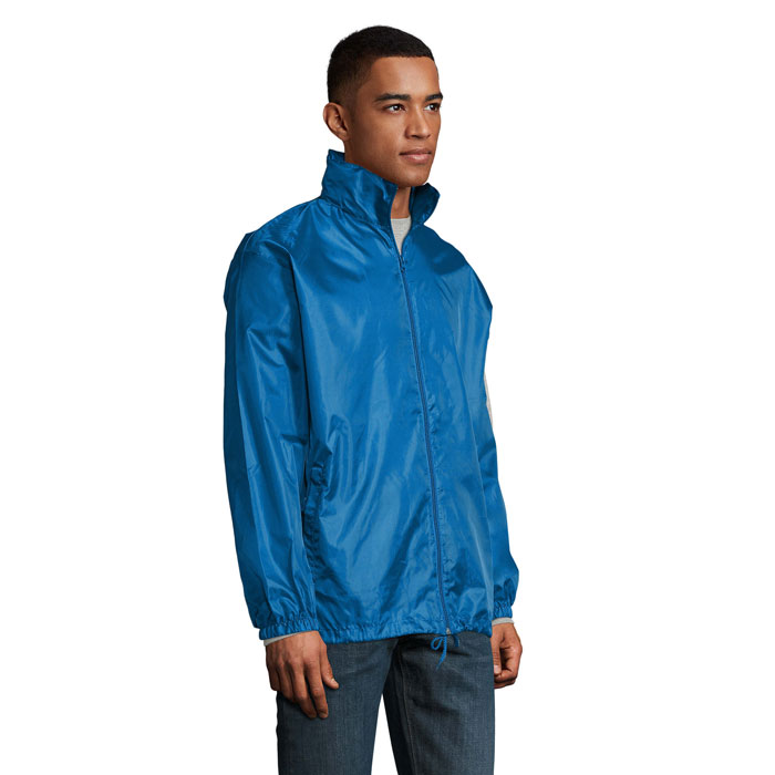 Homme portant une veste bleue légère zippée
