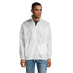 Homme portant veste légère blanche et jean bleu