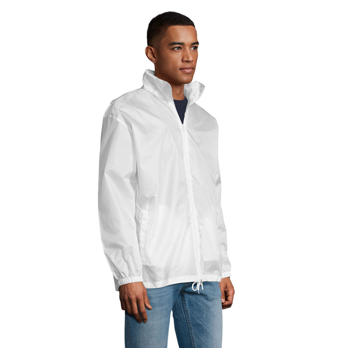 Homme portant une veste blanche légère zippée