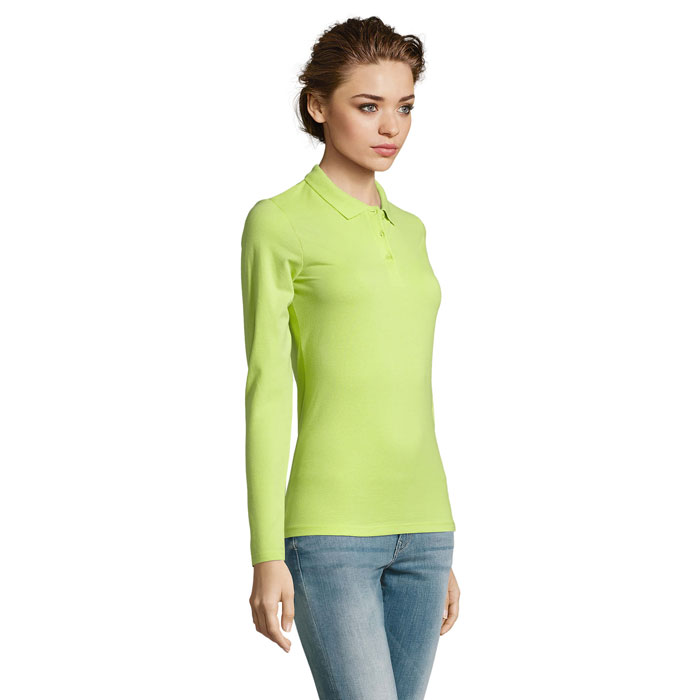 Femme portant polo vert manches longues