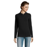 Femme portant haut noir manches longues