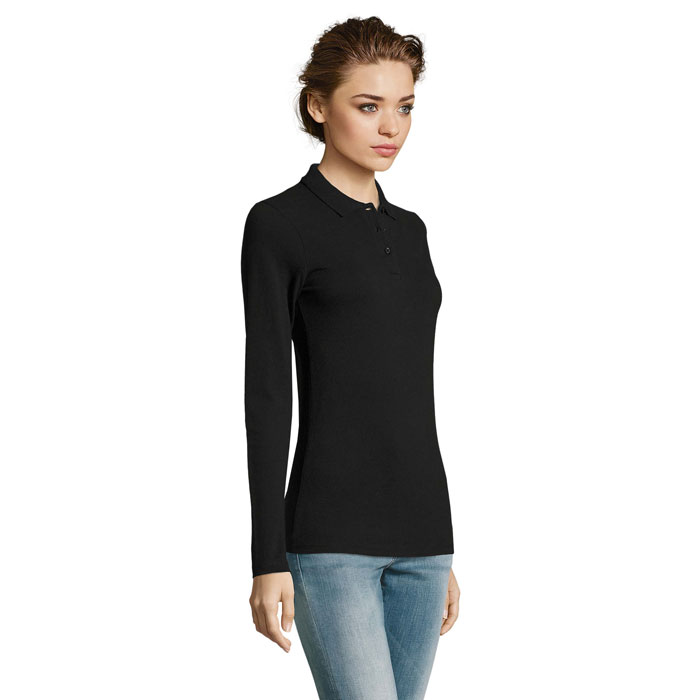Femme portant un polo noir manches longues