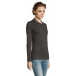 Femme portant un polo gris manches longues