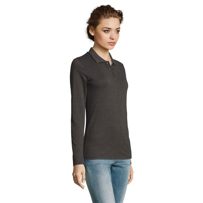 Femme portant un polo gris manches longues